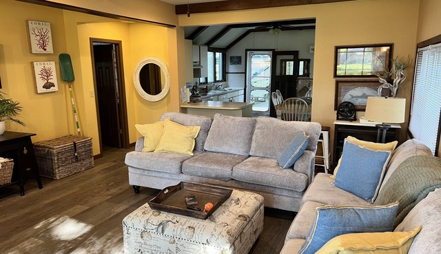 Crescent Beach Fort Erie, Ontario 3 Bedroom Beachfront Cottage