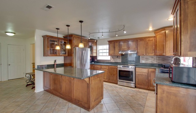 Crescent City Home w/Hot Tub: Half-Block to Beach