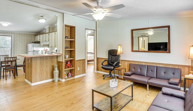 Crescent City Home w/Charcoal Grill: Near 3 Lakes