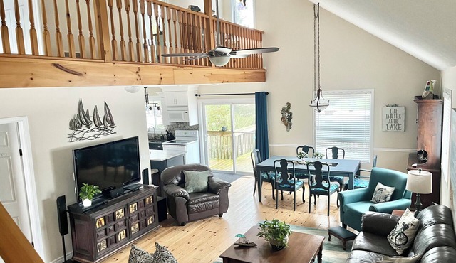 Crest Beach Lake House: 4-Season Getaway Between Bayfield and Grand Bend!