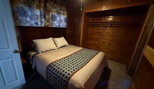 Crest Lodge Historic Mountain Inn - ArrowBear