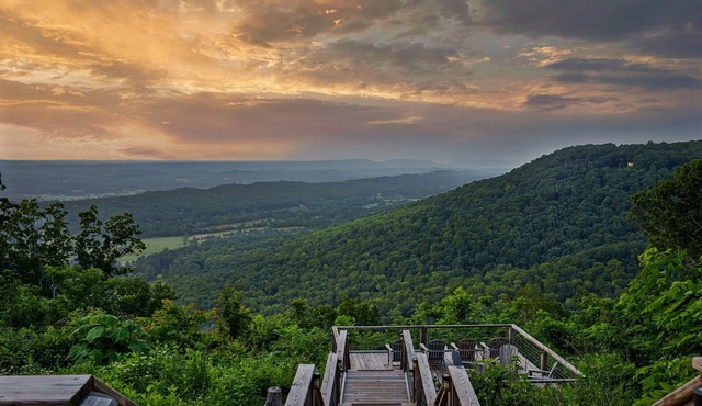 Crest View Lodge with AMAZING VIEWS! Sunken Deck! Movie Theater! Fast Wi-Fi!