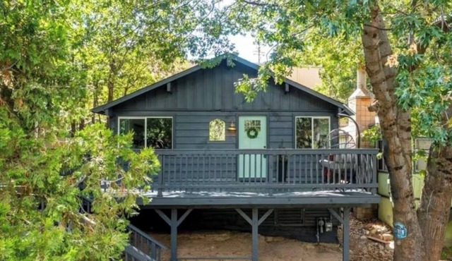 Crestline Cabin w/Deck, AC & Views, 3 min to Lake Gregory Fenced Yard & Fire Pit