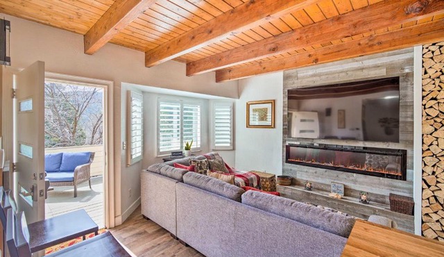 Crestline Cabin with Deck 1 Mi to Lake Gregory