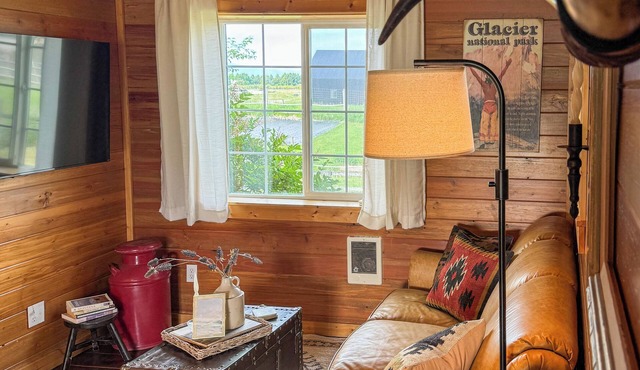 Creston Centennial #2- Cozy barn with queen bed, close to West Glacier