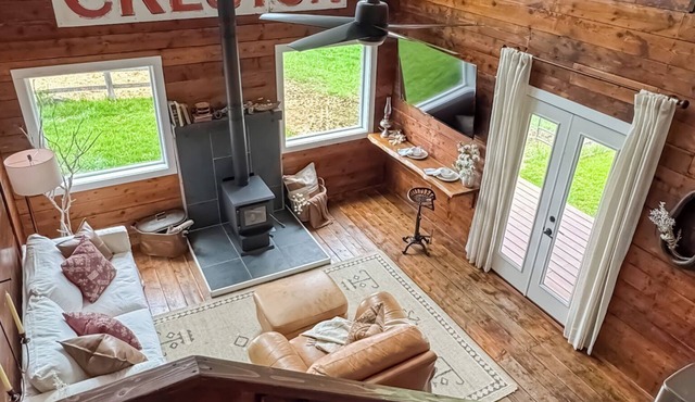 Creston Inn #3 - Rustic Barn, King Bed w/stairs, close to West Glacier