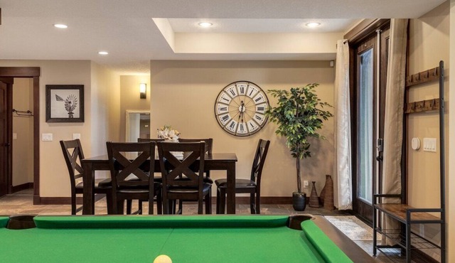 "Crestridge" 2bdrm lower suite w/pool table!