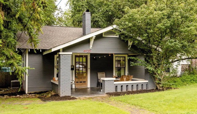 Crestwood Bungalow- Pet friendly w/heated POOL