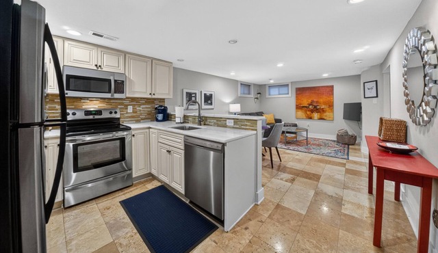 Crestwood Manor - An urban oasis with Free Parking