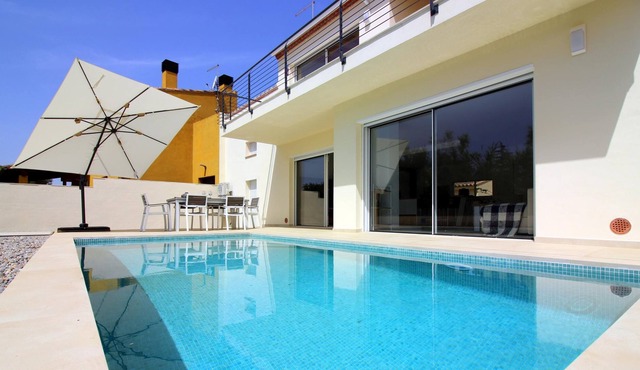 CREU BLANCA -Magnificent house with private pool located in Pau