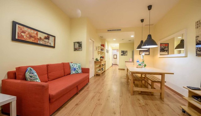 Creu - Ramblas Rentals Chic & Spacious Flat |Pool Table| 15m Ramblas