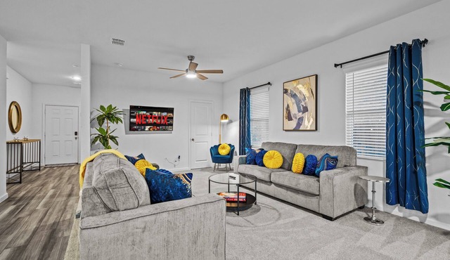Crew Stay: Sleeps 10, Wi-Fi, Parking, Big Backyard