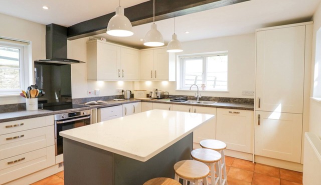 CREWS HILL HOUSE, character holiday cottage, with hot tub in Alfrick