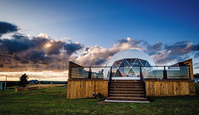 Cribbons Coastal Dome Cozy Cliff Glamping: Beach and Hot tub - Pet Friendly