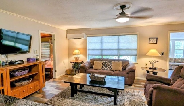 Cricket Hollow with Dock and private Lake Access Sleeps 6