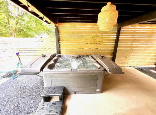 Crieff Cottage Hot Tub, 3BR Near Downtown