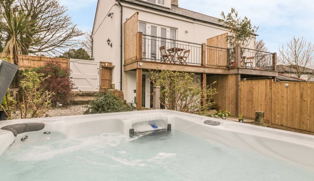 CRIFT FARM COTTAGE, pet friendly, with hot tub in Lanlivery, Cornwall