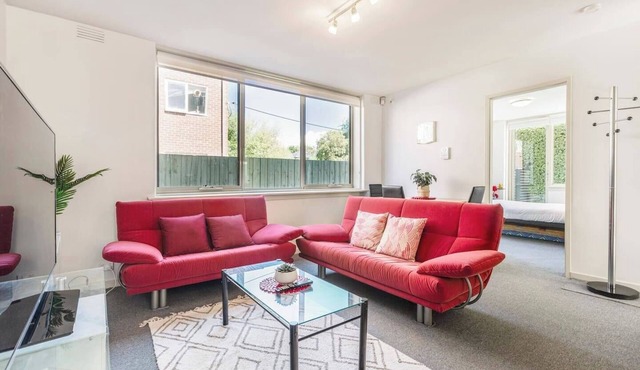 Crimson Clover Cosy Retreat near Swinburne Uni