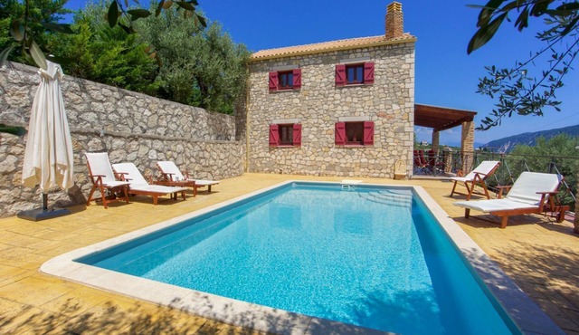 Crimson Villa - Two Bedroom Villa, Sleeps 4