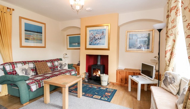 CRINAN CANAL COTTAGE, pet friendly, with open fire in Kilmartin