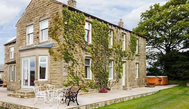 CRINGLES HOUSE, family friendly, luxury holiday cottage in Addingham