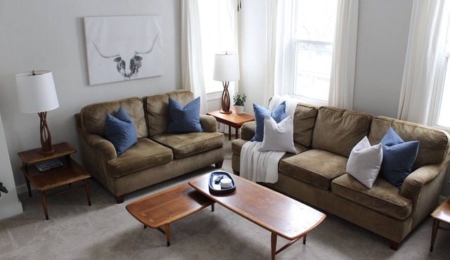 Crisp 2 bedroom upstairs apartment in historic duplex