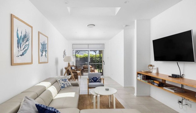 Crisp Stylish Family Villa, near Beach Pets also welcome! Free Wifi+Netflix