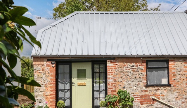 CRISPIN COTTAGE, pet friendly, country holiday cottage in Whimple