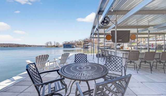 Crocker Cove - Stunning 6 bedroom lakefront house