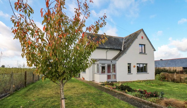 CROCKERNHAYES, pet friendly, character holiday cottage in Whimple