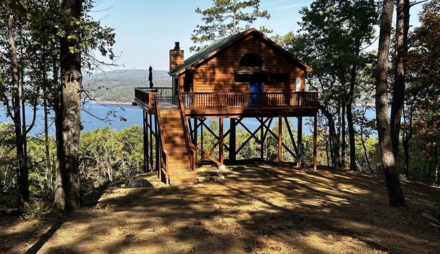 Crockett's Escape Treehouse on Greers Ferry Lake