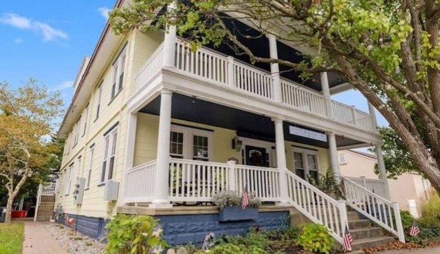 Crocus by the Sea Breeze Bayn5-minute walk to the beach and pet friendly!