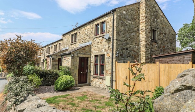 CROFT COTTAGE, pet friendly, with open fire in Long Preston