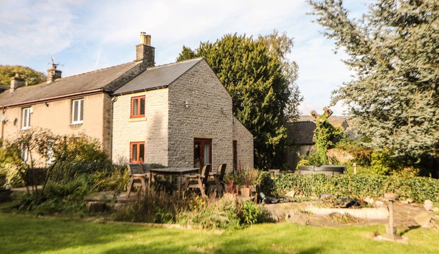 CROFT COTTAGE, pet friendly, with hot tub in Castleton, Peak District
