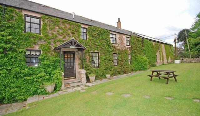 CROFT COTTAGE (YEAVERING), pet friendly, with open fire in Wooler