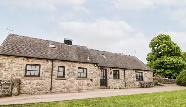 CROFT HOUSE, pet friendly, with open fire in Tissington