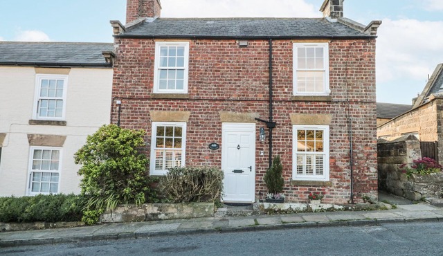 CROFT VIEW, family friendly, with open fire in Robin Hood’s Bay