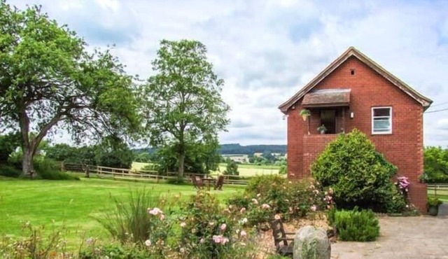 CROFT VIEW, pet friendly, country holiday cottage in Kingsland