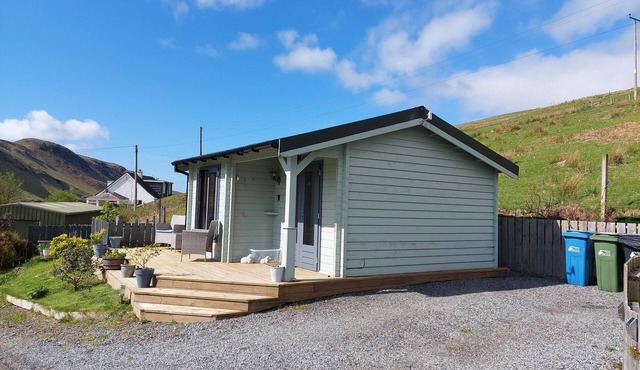 CROFTERS CABIN, centrally located, modern & cosy cabin on the Isle of Skye