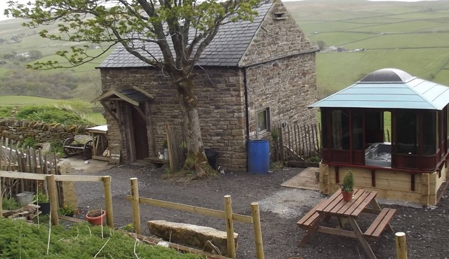 Crofters Cottage Cosy,Romantic with 24/7 private hottub sole use,Farm holiday