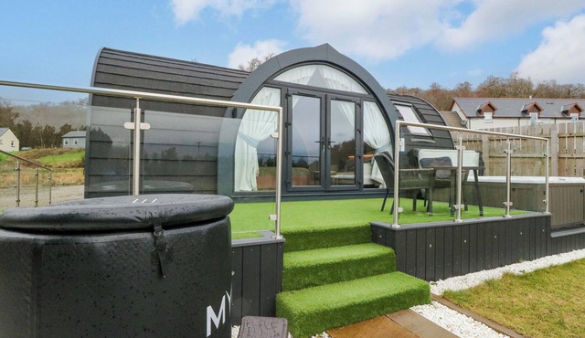 CROFTERS SUITE, romantic, luxury holiday cottage in Acharacle