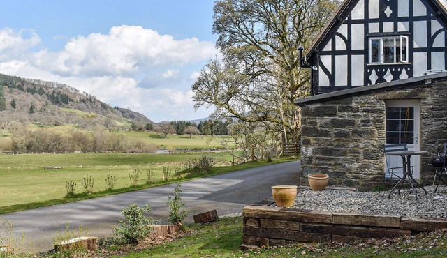 Crogen Gatehouse Lodge