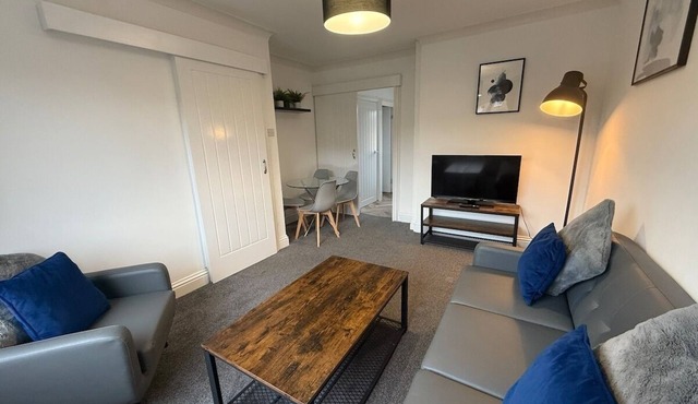 Cromwell-2 Bed House Great for Contractors with Drive+WiFi