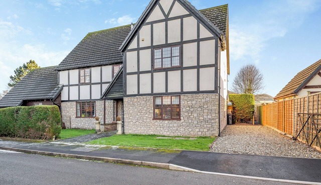 Cromwell House - UK42450