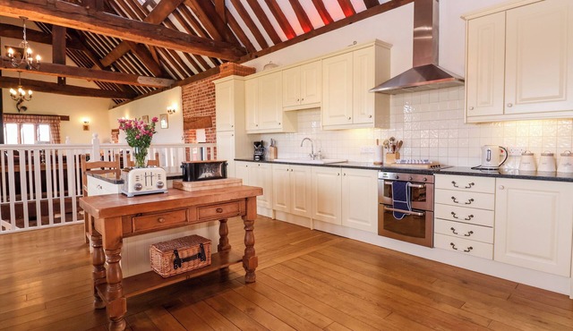 CROMWELLS MANOR, pet friendly, character holiday cottage in Bunbury