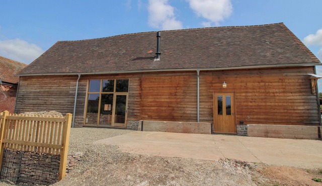 CROOK BARN, pet friendly, character holiday cottage in Tenbury Wells