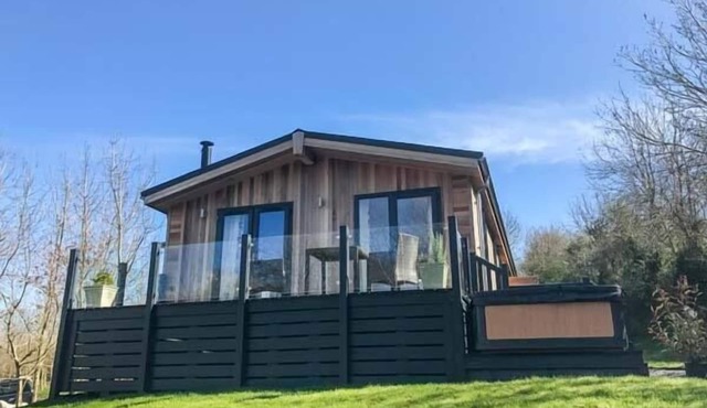 CROOK LODGE, with hot tub in Allithwaite