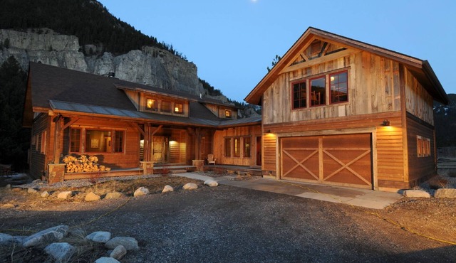 Crooked Canyon Lodge-Custom Log Home with direct access to the Gallatin River