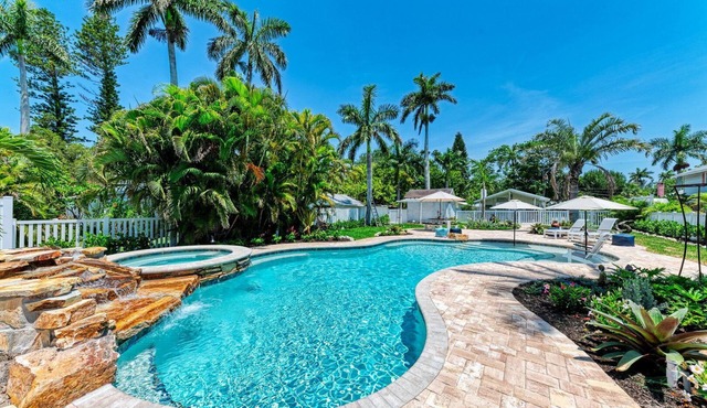 Crooked Coconut: Resort Pool & Spa, Dock