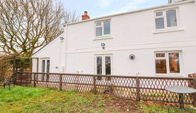 CROOKED HILL COTTAGE, pet friendly, with hot tub in Ammanford